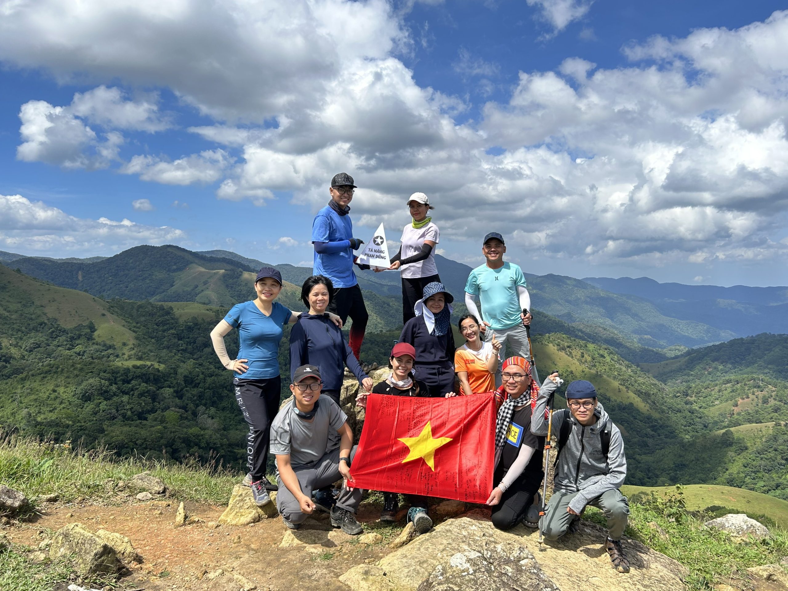 Tour Tà Năng - Phan Dũng và hành trình vượt qua thử thách và chinh phục đỉnh đầy tự hào và hứng khởi.