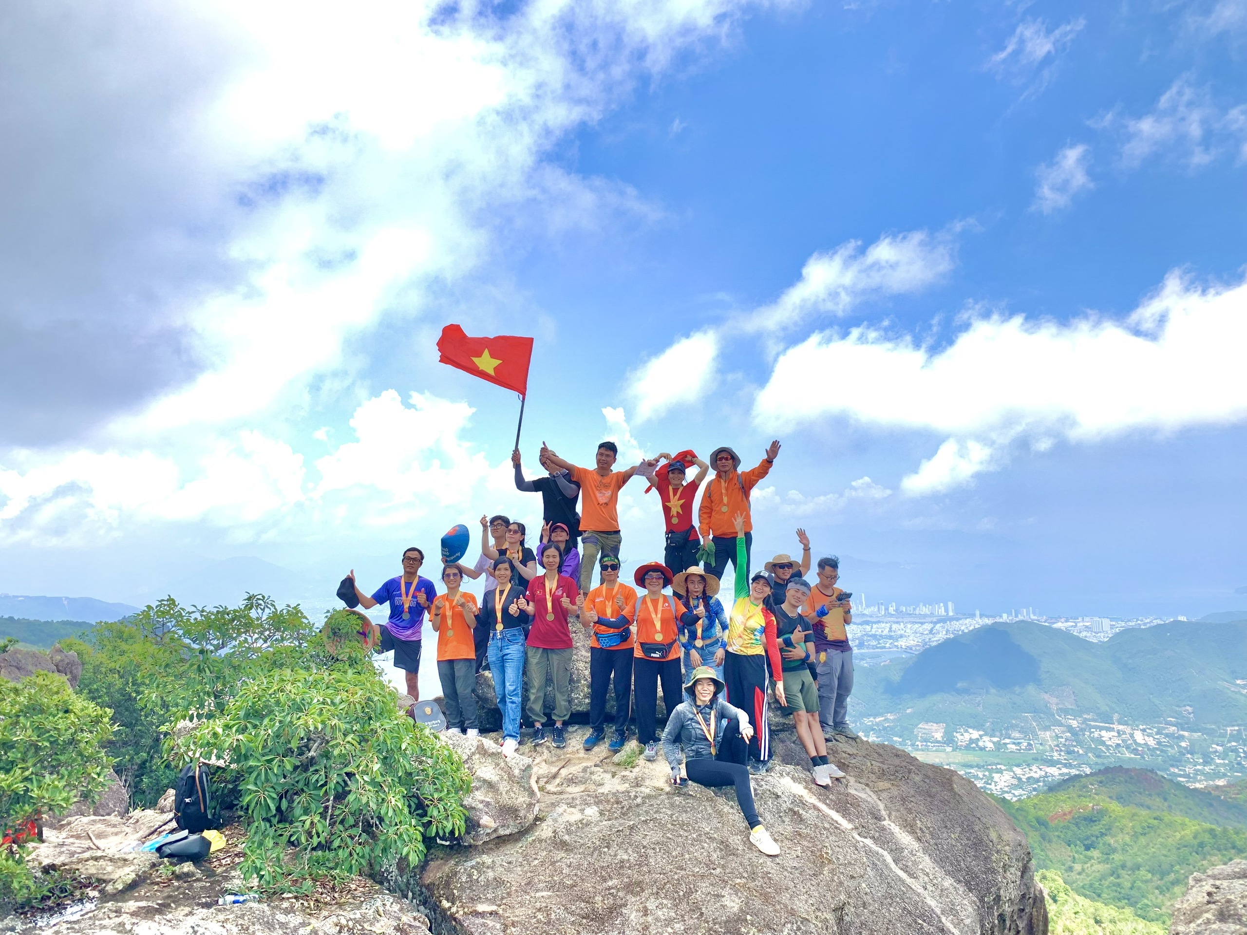 Chinh phục đỉnh Hoàng Ngưu Sơn ở độ cao 972m